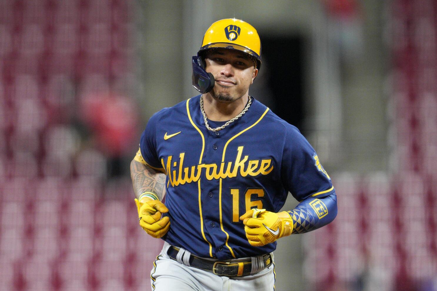 Mariners get 2B Kolten Wong from Brewers for Winker Toro AP News